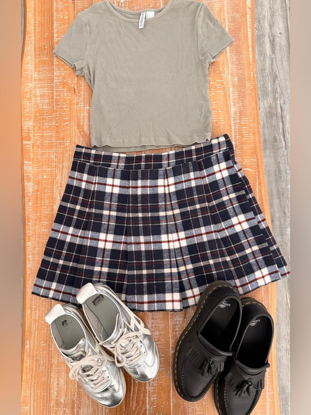 H&M Navy Plaid Pleated Midi Skirt Size M perfect for College or School season!
